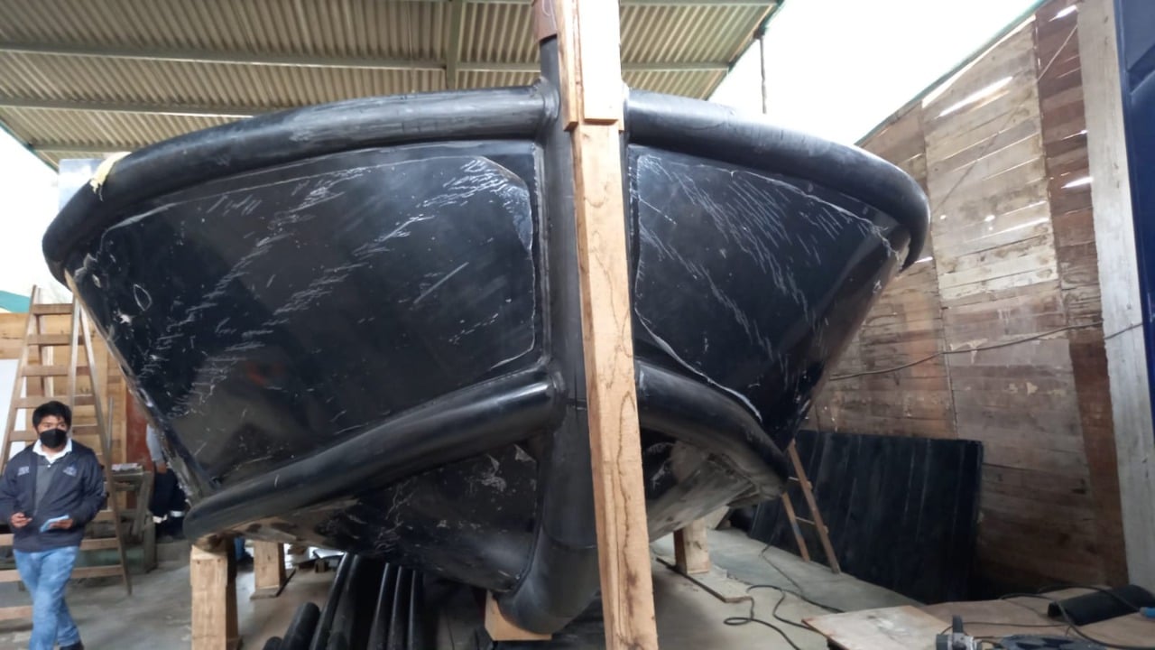 Barco de pesca artesanal de HDPE periquero y potero, de regiones del Sur del Perú